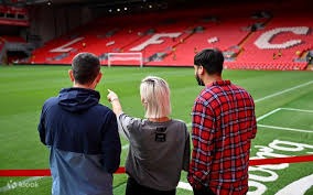 《球童的一天：在职业赛场边缘穿梭的年轻人》